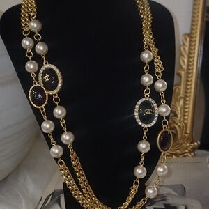 Elegant Gold and Pearl Necklace